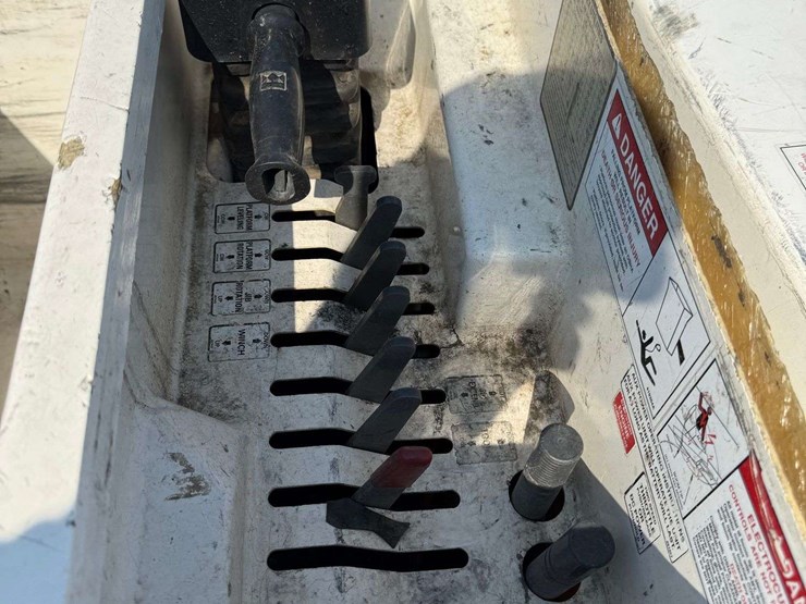 2014-international-7500-4x4-terex-bucket-truck-image-44