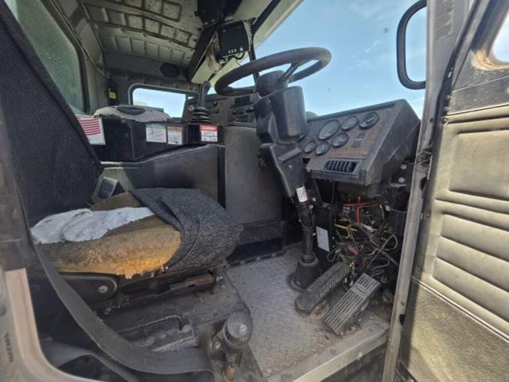 2014-peterbilt-320-image-10