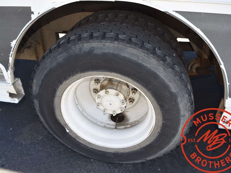2007-freightliner-m2-106-image-21