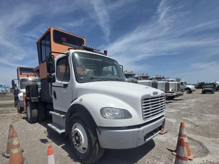 2018-freightliner-m2-106-image-2