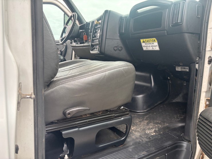 2009-gmc-7500-image-34