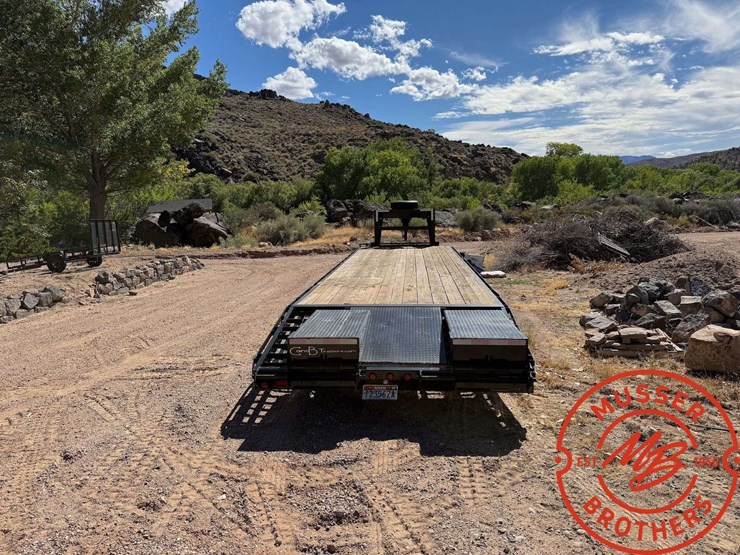 2014-c-&-b-fg392-gooseneck-flatbed-trailer---32'-x-8'-image-3