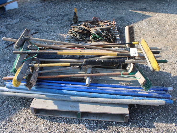 #1044-•-concrete-finishing-tools---floats-and-brooms-image-1