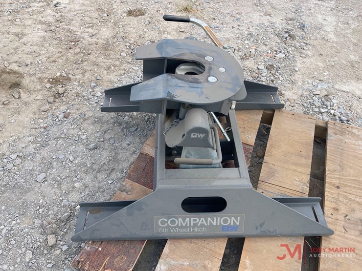 b&w-companion-fifth-wheel-hitch-and-mor-ryde-fifth-wheel-hitch-image-3