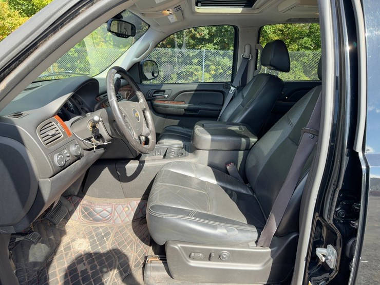 2007-chevrolet-suburban-image-17