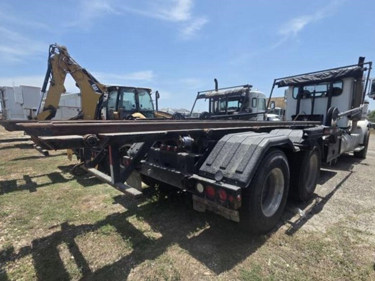 2019-peterbilt-367-image-3