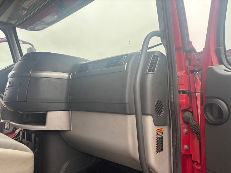 #2325-•-2010-volvo-vnl-sleeper-cab-truck-tractor-image-47