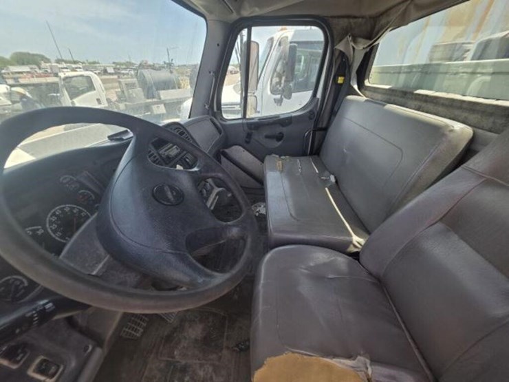 2013-freightliner-114sd-image-7