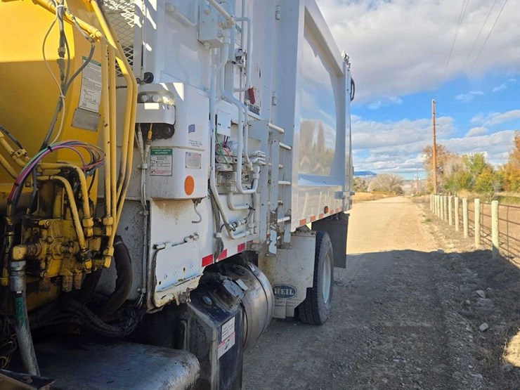 2008-peterbilt-320-image-3