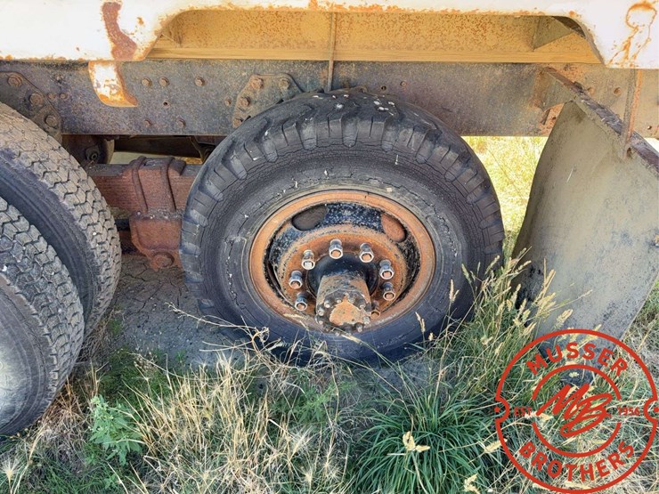 1980-ford-800-image-11