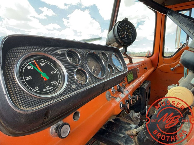 1985-ford-800-image-25