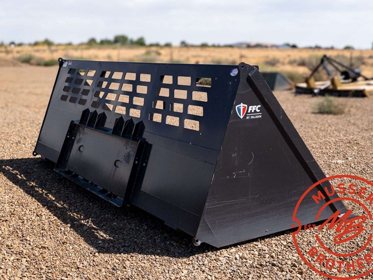paladin-11108-heavy-duty-snow/debris-bucket-image-4