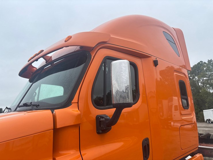 #2335-•-2012-freightliner-cascadia-sleeper-cab-truck-tractor-image-9
