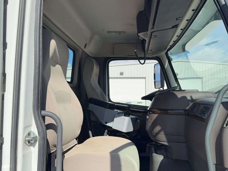 2016-volvo-vhd64f200-image-39