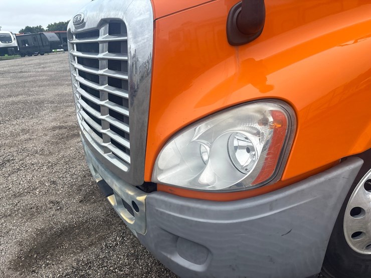 #2335-•-2012-freightliner-cascadia-sleeper-cab-truck-tractor-image-17