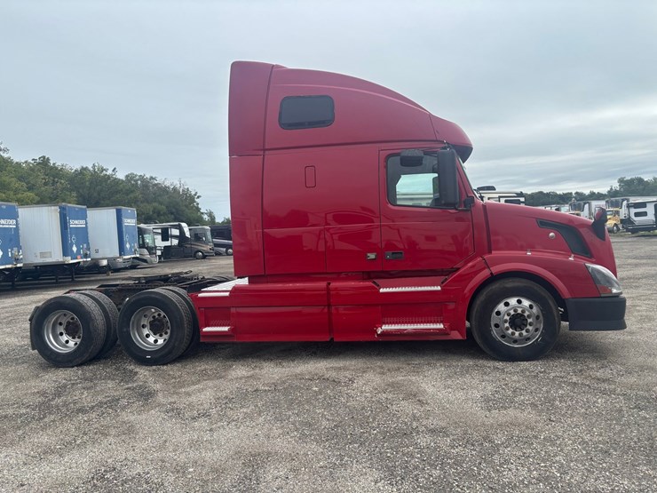 #2325-•-2010-volvo-vnl-sleeper-cab-truck-tractor-image-5