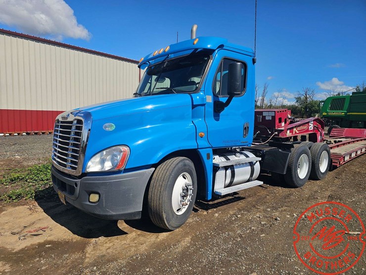 2012-freightliner-cascadia-125-image-1