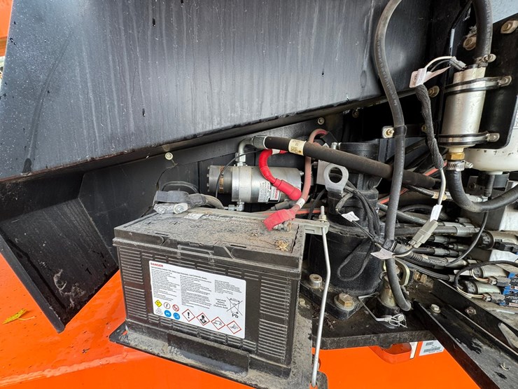 2011-jlg-600s-image-41