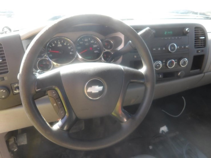 2013-chevrolet-silverado-2500-image-11