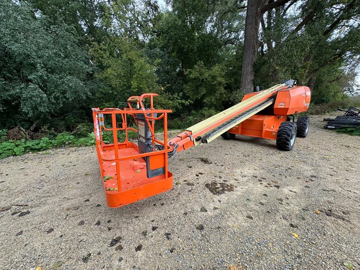 2011-jlg-600s-image-1