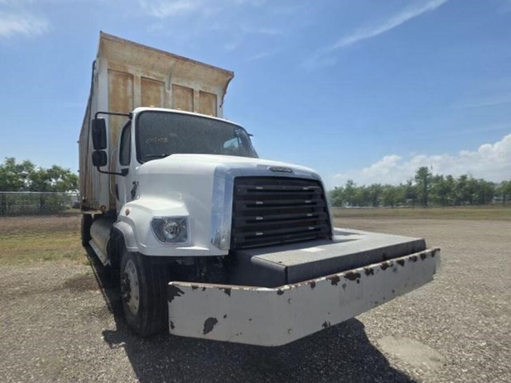 2018-freightliner-114sd-image-3
