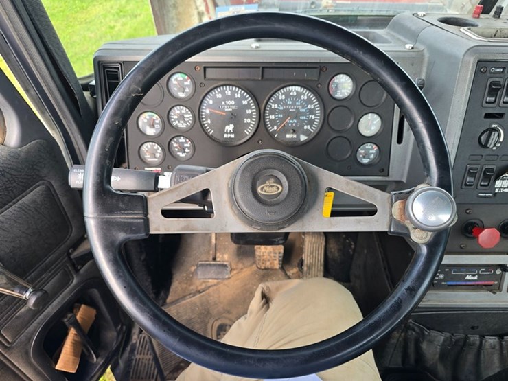 1999-mack-ch613-image-37