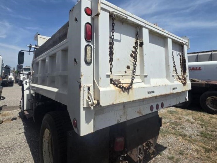 2012-freightliner-m2-106-image-6