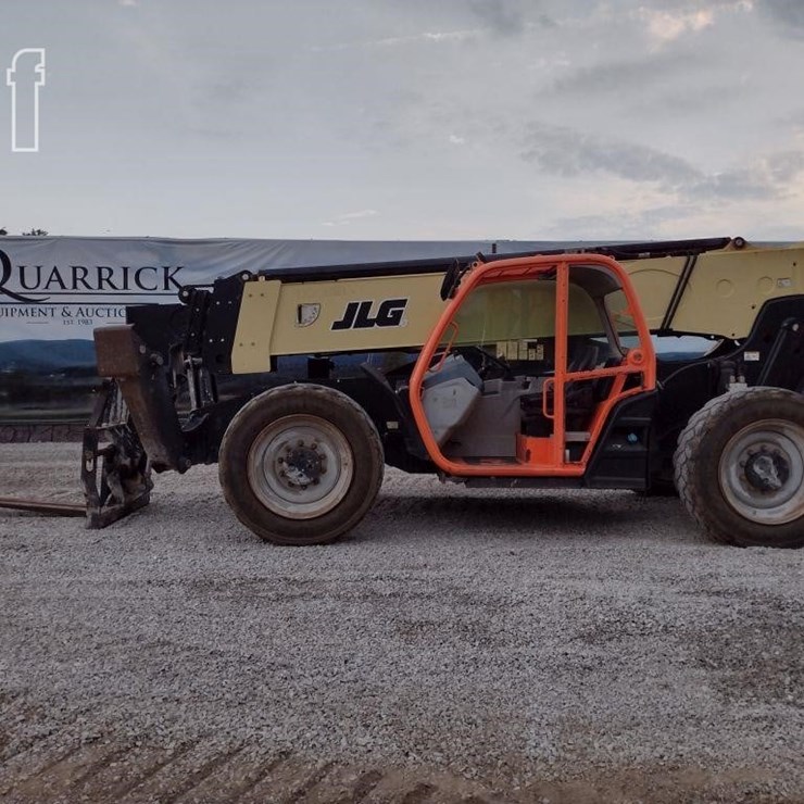 2017 JLG 1055