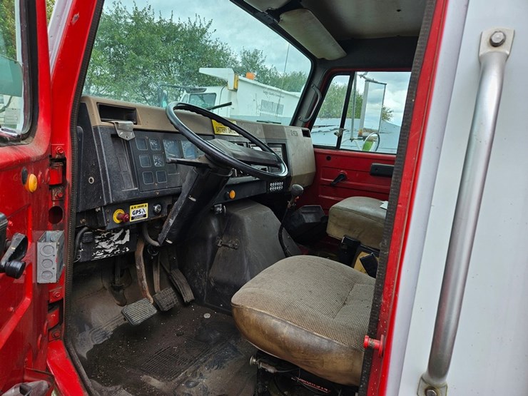 international-4900-image-24