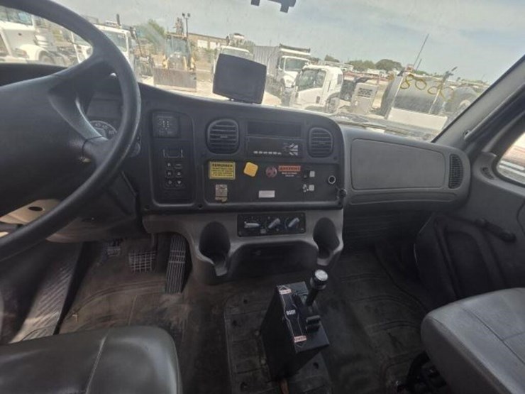 2018-freightliner-114sd-image-7