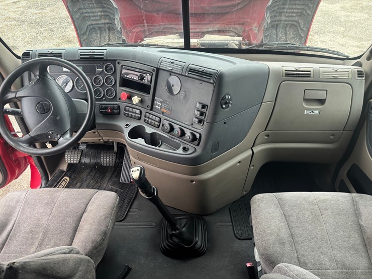2013-freightliner-cascadia-125-image-57