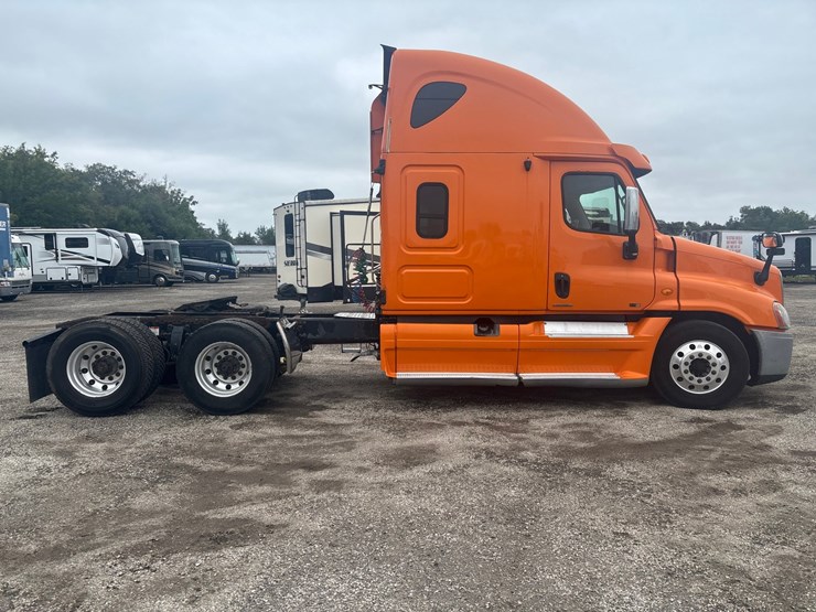 #2335-•-2012-freightliner-cascadia-sleeper-cab-truck-tractor-image-4