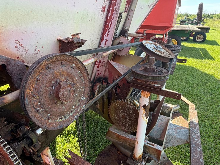 #2458-•-fertilizer-spreader-image-8