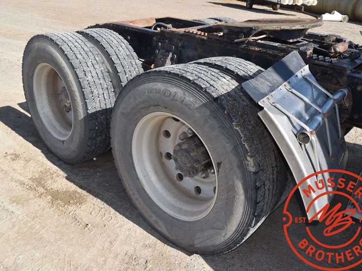 1984-peterbilt-359-image-23