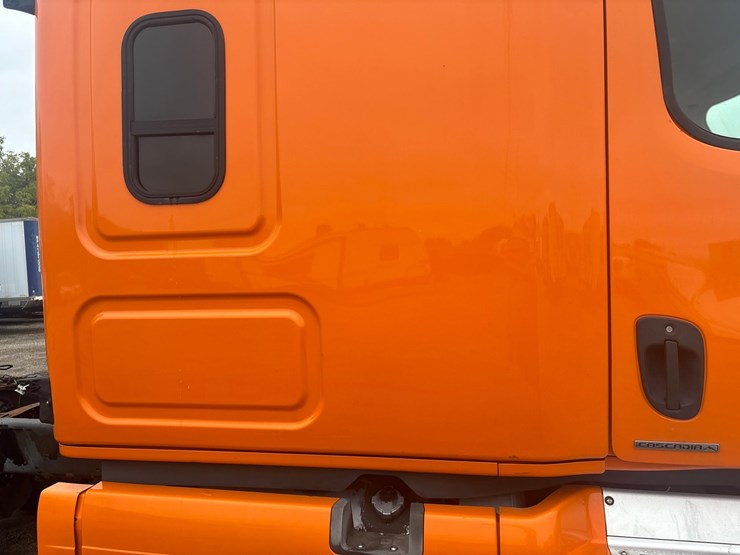 #2335-•-2012-freightliner-cascadia-sleeper-cab-truck-tractor-image-31