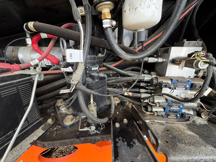 2011-jlg-600s-image-43