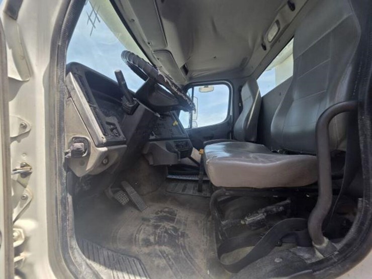 2015-freightliner-114sd-image-8
