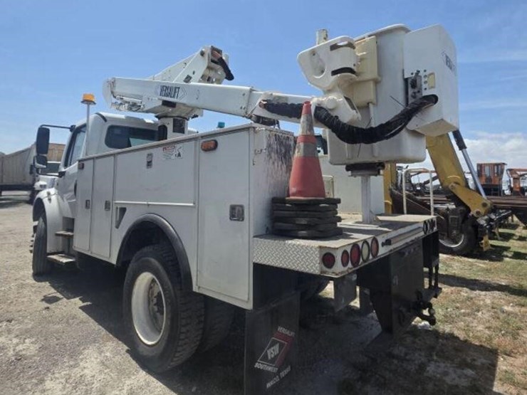 2015-freightliner-m2-106-image-4