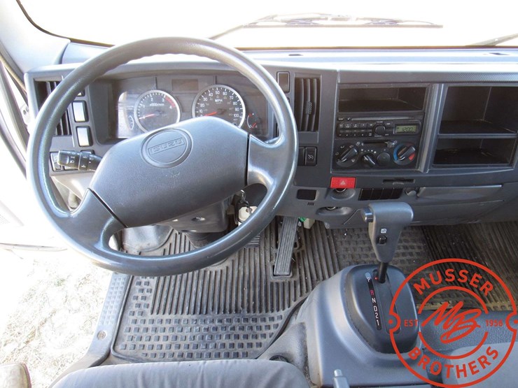 2014-isuzu-npr-image-26
