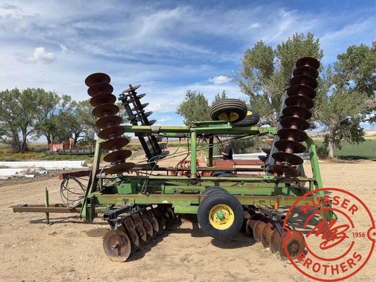 john-deere-235-image-8
