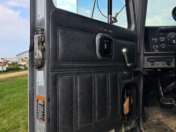 1999-mack-ch613-image-32