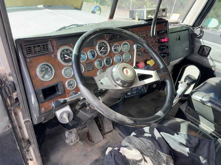 1996-peterbilt-379-image-30