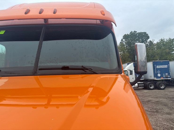 #2335-•-2012-freightliner-cascadia-sleeper-cab-truck-tractor-image-19