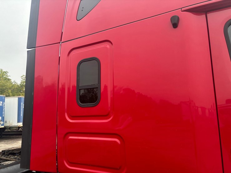 2013-freightliner-cascadia-125-image-26