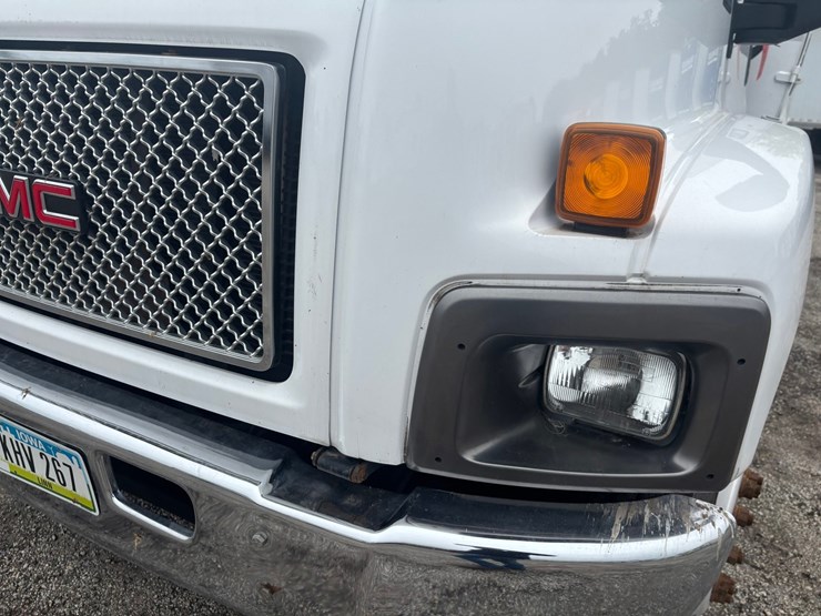 2009-gmc-7500-image-12