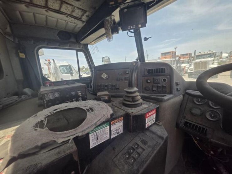 2014-peterbilt-320-image-11