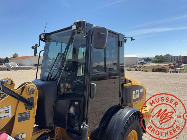 2016-caterpillar-906m-image-17