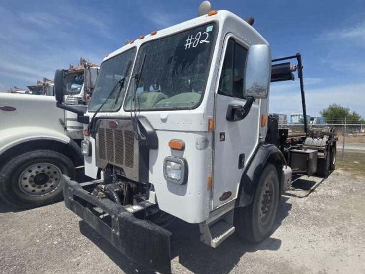 2018-peterbilt-520-image-1