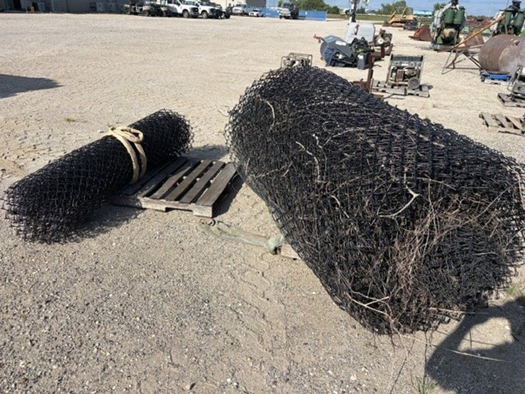 #1026-•-vinyl-coated-chain-link-fencing--6-ft.-tall,-2”-squares,-length-unknown-image-1