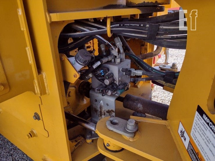 2019-deere-444k-image-31